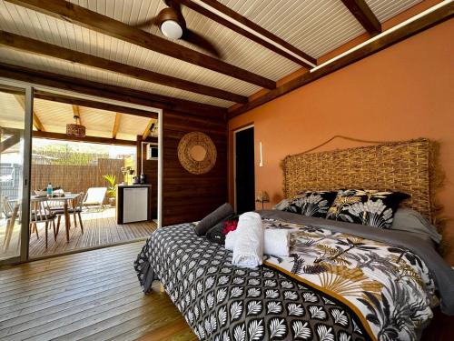 Postel nebo postele na pokoji v ubytování Bungalow L'hibiscus