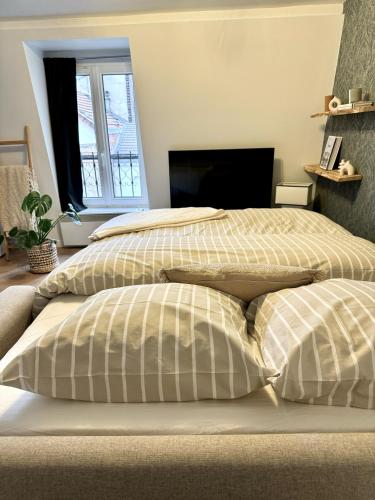 two beds sitting next to each other in a bedroom at Appartement Parisien chic à Boulogne - Paris 16 in Boulogne-Billancourt