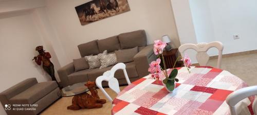 sala de estar con mesa y sofá en TU CASA en Benetússer , VALENCIA, en Benetúser