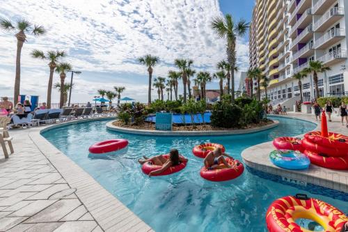 Newly Renovated Paradise Direct Oceanfront 3BR at The Wyndham Ocean Walk Resortの敷地内または近くにあるプール