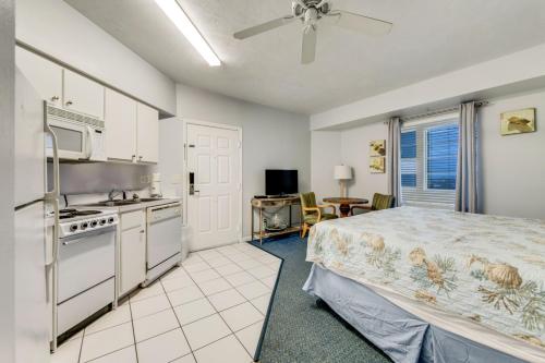 Newly Renovated Paradise Direct Oceanfront 3BR at The Wyndham Ocean Walk Resortにあるキッチンまたは簡易キッチン