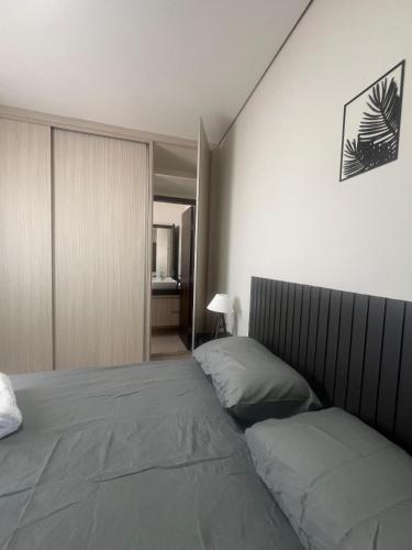 una camera con un grande letto di Exclusiva Cobertura Duplex a Patos de Minas