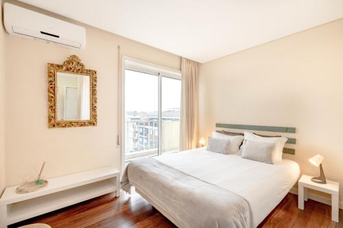 - une chambre blanche avec un grand lit et une fenêtre dans l'établissement Peaceful Zen Retreat, à Porto