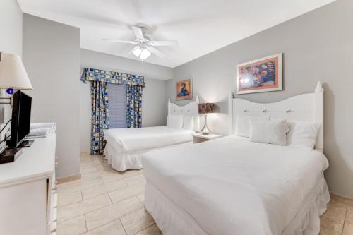 een slaapkamer met twee bedden en een flatscreen-tv bij Oceanfront Bliss 3BR Direct Ocean Front Retreat on the 4th Floor at The WyndhamOcean Walk Resort in Daytona Beach