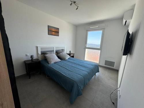 une chambre avec un lit bleu et une fenêtre dans l'établissement Belle vue, à Grasse