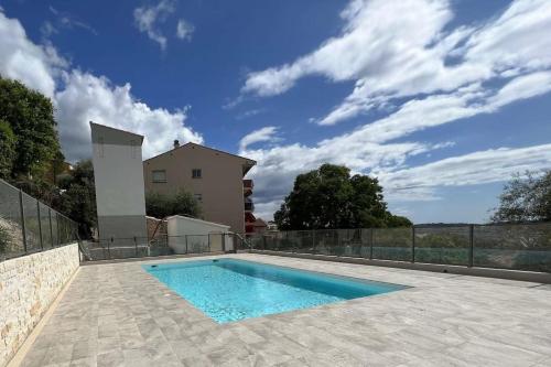 une piscine devant une maison dans l'établissement Belle vue, à Grasse
