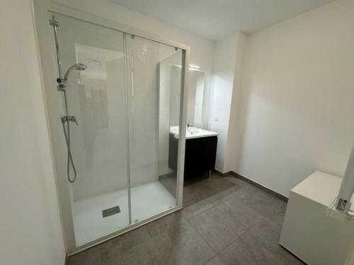 une douche en verre dans une salle de bain avec un lavabo dans l'établissement Belle vue, à Grasse