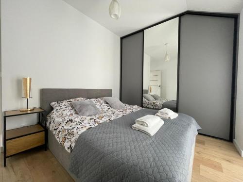 1 dormitorio con 1 cama con toallas en Apartament Skłodowskiej, en Łańcut