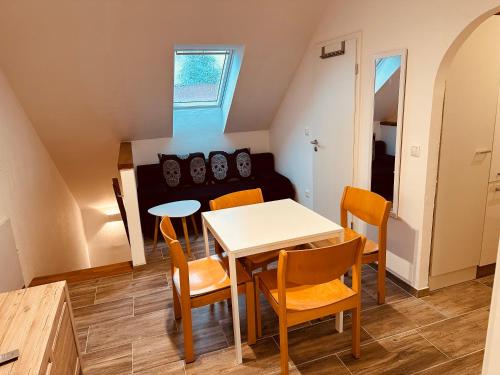 SalzwegにあるFELIX LIVING 9, modern & cozy, 3 Zimmer Wohnung, Parkplatzのキッチン、ダイニングルーム(テーブル、椅子付)