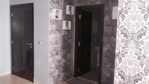 een hal met twee spiegels in een kamer bij Appartement neuf avec piscine in Zemmour Touirza