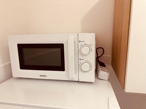 a microwave oven sitting on top of a counter at FELIX LIVING 9, modern & cozy, 3 Zimmer Wohnung, Parkplatz in Salzweg