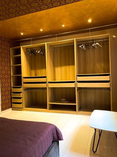 1 dormitorio con 1 cama y algunos armarios en Turzyn Apartament: Idealne miejsce na Twój wypoczynek, en Szczecin