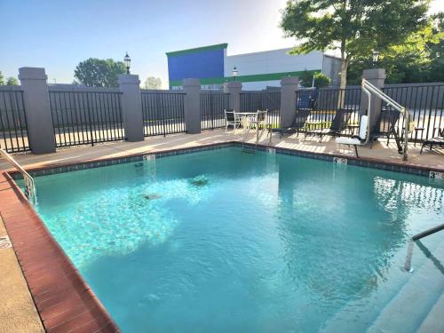 Бассейн в Days Inn by Wyndham Baton Rouge I-10 или поблизости