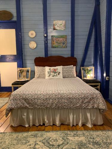 a bedroom with a bed in a room with blue walls at Campito Loving in Higuey