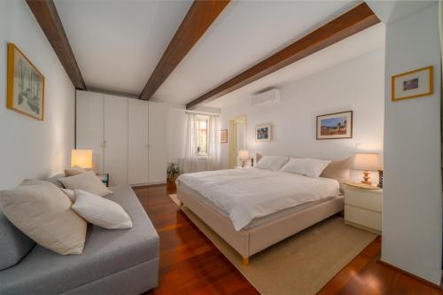 um quarto com uma cama grande e um sofá em Old Town Seabreeze Residence em Rovinj