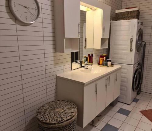 a kitchen with a sink and a washing machine at Koselig og moderne leilighet, meget sentralt i Narvik med gratis parkering! in Narvik
