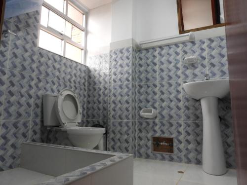 uma casa de banho com um WC e um lavatório em Kuelap Guest House em Chachapoyas