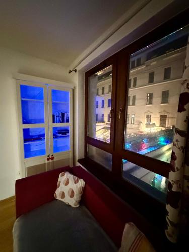 sala de estar con sofá y ventana en City center apartment with balcony en Budapest