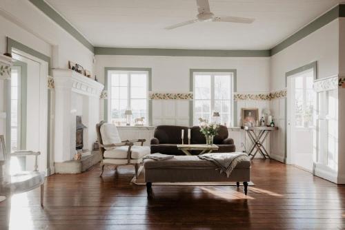 een woonkamer met een bank en een stoel bij Ferienhaus für 9 Personen und 1 Kind in Ängelhol, Südschweden Küste von Schonen in Ängelholm