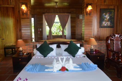 Giường trong phòng chung tại Vinh Suong Seaside Hotel and Resort