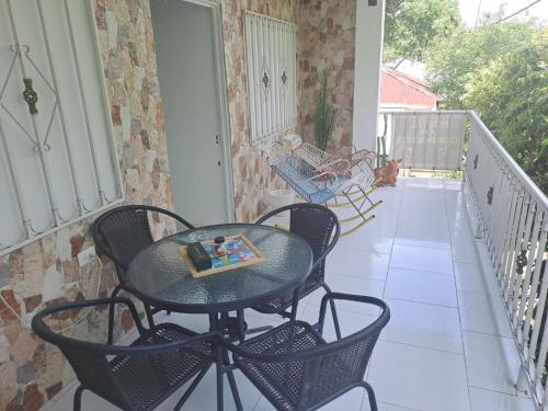 patio con mesa y sillas en el balcón en HOSTAL LOS CAMINANTES, en Villavieja