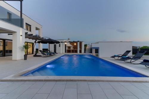 - une piscine dans l'arrière-cour d'une maison dans l'établissement Ferienhaus für 14 Personen in Loborika, Istrien Südküste von Istrien, à Loborika