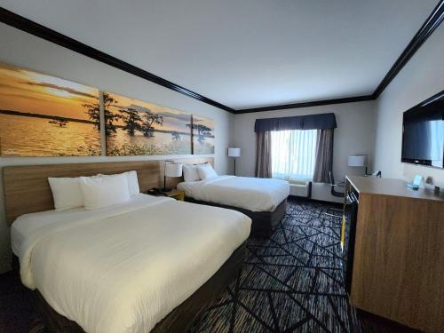Кровать или кровати в номере Days Inn by Wyndham Baton Rouge I-10