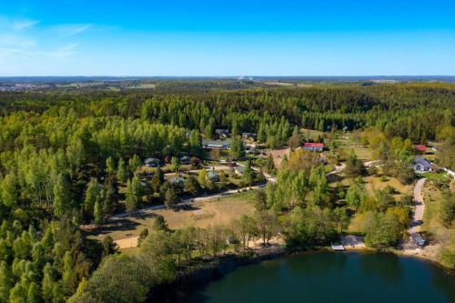 una vista aerea di un resort con lago di Ferienhaus für 15 Personen in Madrzechowo, Pommern Kaschubische Seen 