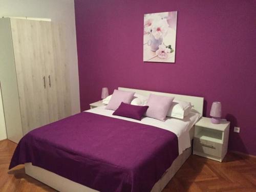 um quarto roxo com uma cama grande e paredes roxas em Studio für 10 Personen in Lozice auf Vir, Dalmatien Inseln vor Zadar em Lozice