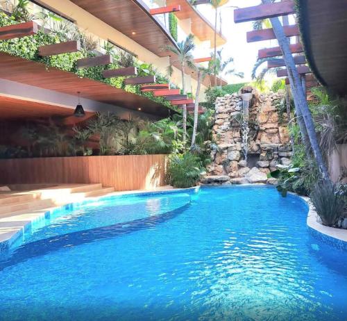 トゥルムにあるLuxury Condo in the Heart of Tulum!!の家の真ん中にあるプール