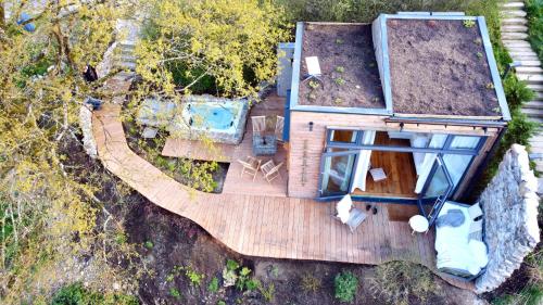 Κήπος έξω από το Tinyhouse Minimalus III mit Whirlpool im Grünen