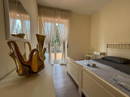 1 dormitorio con cama grande y ventana grande en [BGY/CITY] Confortevole appartamento nel BORGO en Bérgamo