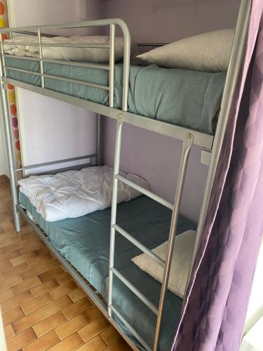 quelques lits superposés dans une chambre dans l'établissement Résidence Les Capitelles - Studio vue sur Mer, à Saint-Cyprien