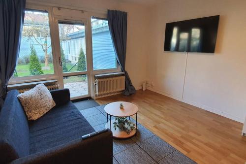 Μια τηλεόραση ή/και κέντρο ψυχαγωγίας στο Apartment with garden near metro!