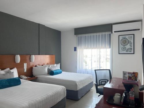 pokój hotelowy z 2 łóżkami i oknem w obiekcie Best Western Minatitlan w mieście Minatitlán