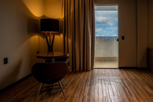 Catuai Hotel Cacoalにあるテレビまたはエンターテインメントセンター