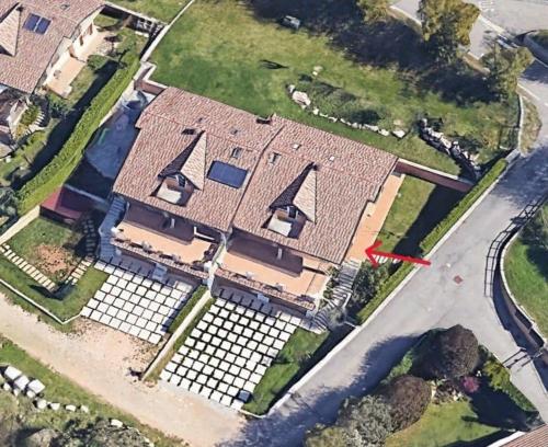 - une vue aérienne sur une maison dotée de panneaux solaires dans l'établissement Ferienhaus für 10 Personen in San Zeno di Montagna, Gardasee Ostufer Gardasee, à San Zeno di Montagna