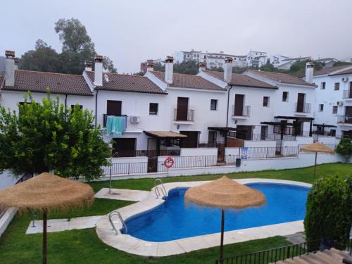 a courtyard with a swimming pool and some buildings at Casa Rural Montepinar in El Bosque