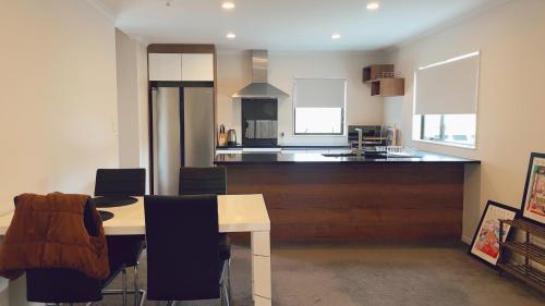 uma cozinha e sala de jantar com mesa e cadeiras em 4 En-suite Rooms Town House em Hamilton