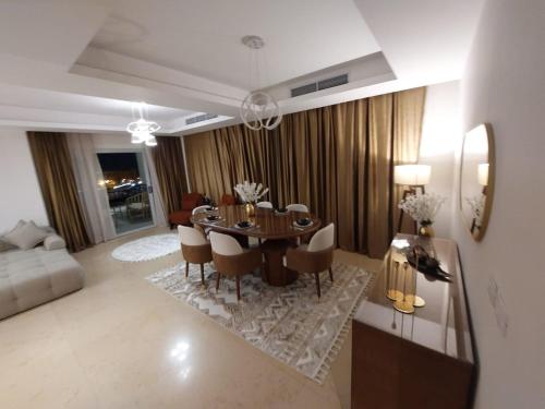 Posezení v ubytování Cairo Festival City ,New, Luxury, Modern 3BR + Maid Room