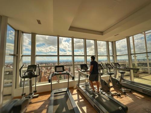 un hombre parado en un gimnasio mirando a la ciudad en Simplemente DUOMO en Córdoba