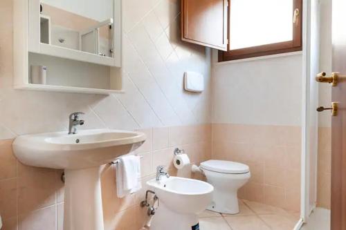 a bathroom with a sink and a toilet at Casa Nadia - Incantevole appartamento con giardino in Guardistallo