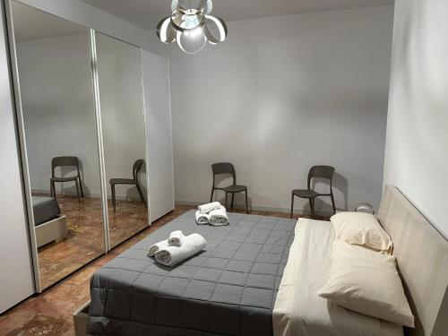 バーリにあるLa casa di Telen zona Policlinico Oncologico e Villa de Grecisのベッドとタオル2枚のある寝室