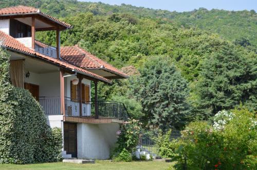 uma casa com uma varanda em frente a uma montanha em Attic with a view-Σοφίτα με θέα em Platamon