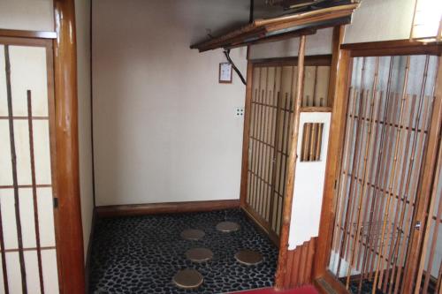 a room with a room with two cellets in it at Kinokuniya Ryokan in Fujisawa