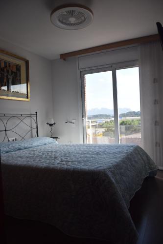 a bedroom with a bed and a large window at Apartament Sant Jordi in Sant Joan de Vilatorrada