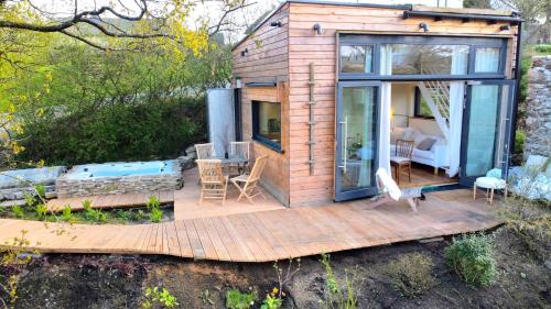 Κήπος έξω από το Tinyhouse Minimalus III mit Whirlpool im Grünen