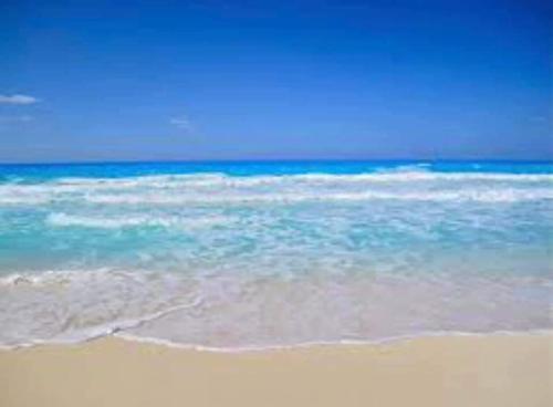 Blick auf den Strand und das Meer im Hintergrund in der Unterkunft Stella Hieghts in El-Alamein