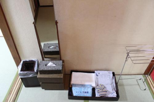 een groep dozen op de vloer in een kamer bij Kinokuniya Ryokan in Fujisawa
