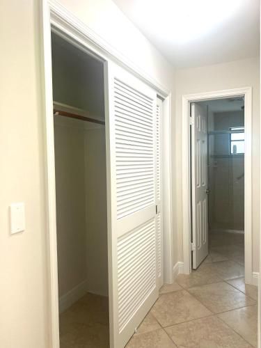Gambar di galeri bagi Cozy home with private entrance! di Wellington